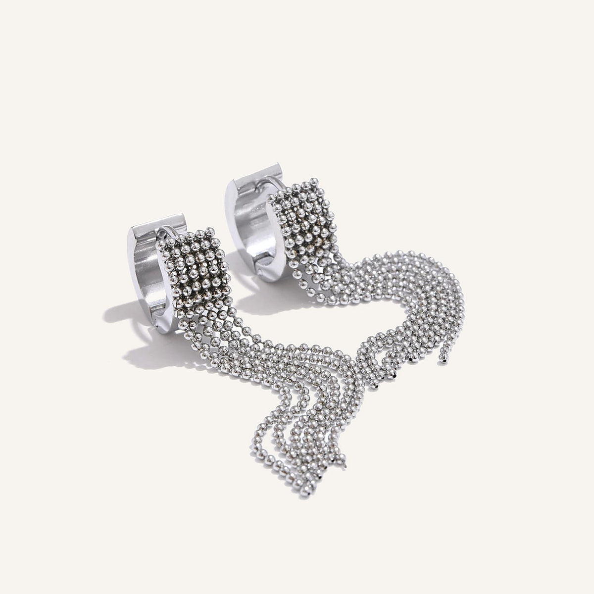 Créoles huggies à franges de chaînes à billes, argentées, sur fond clair – Charmhabit