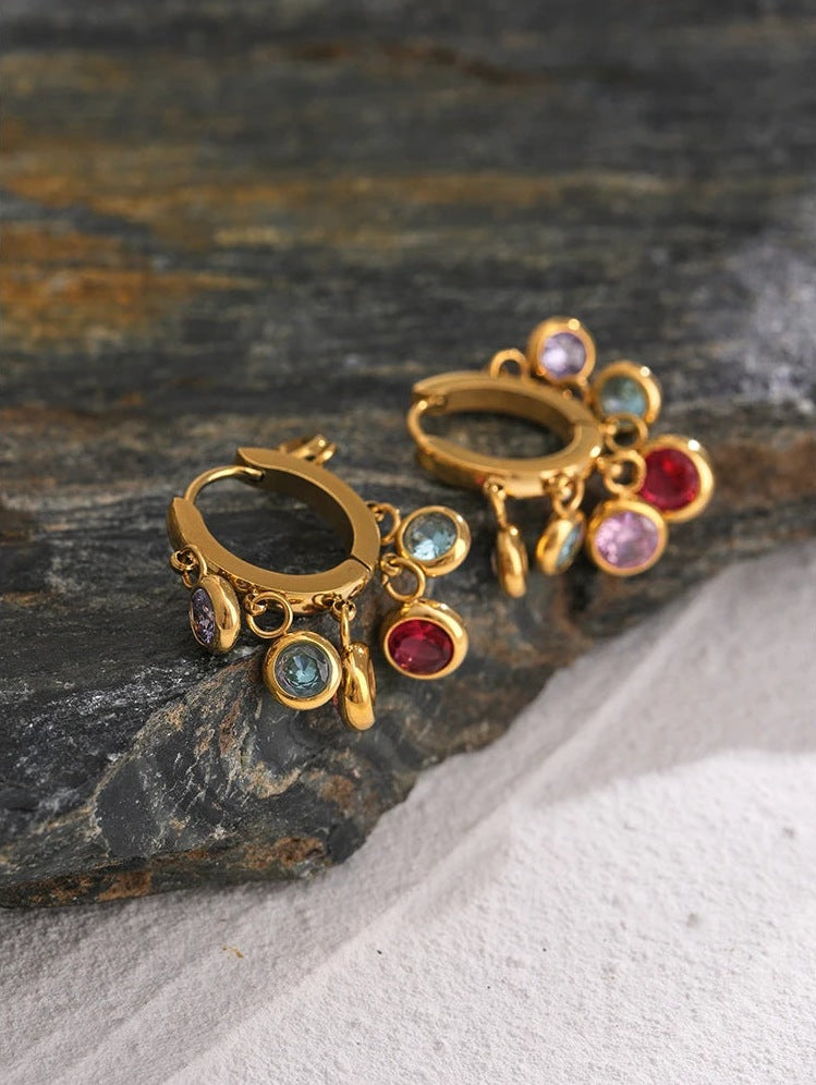 Créoles huggies avec pampilles en zircon coloré sur une pierre sombre – Charmhabit