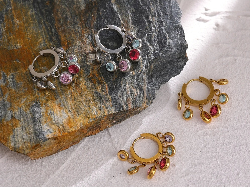 Créoles huggies avec pampilles en zircon coloré dorées et argentées, sur une pierre – Charmhabit