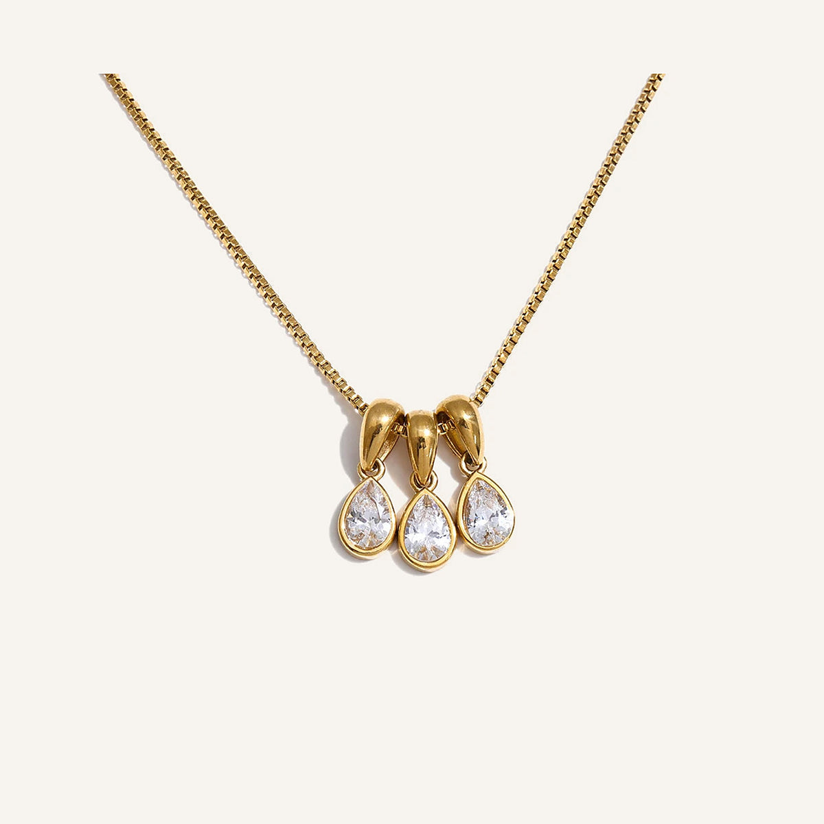 Collier avec breloques en forme de goutte ornées de zircons, doré – Charmhabit