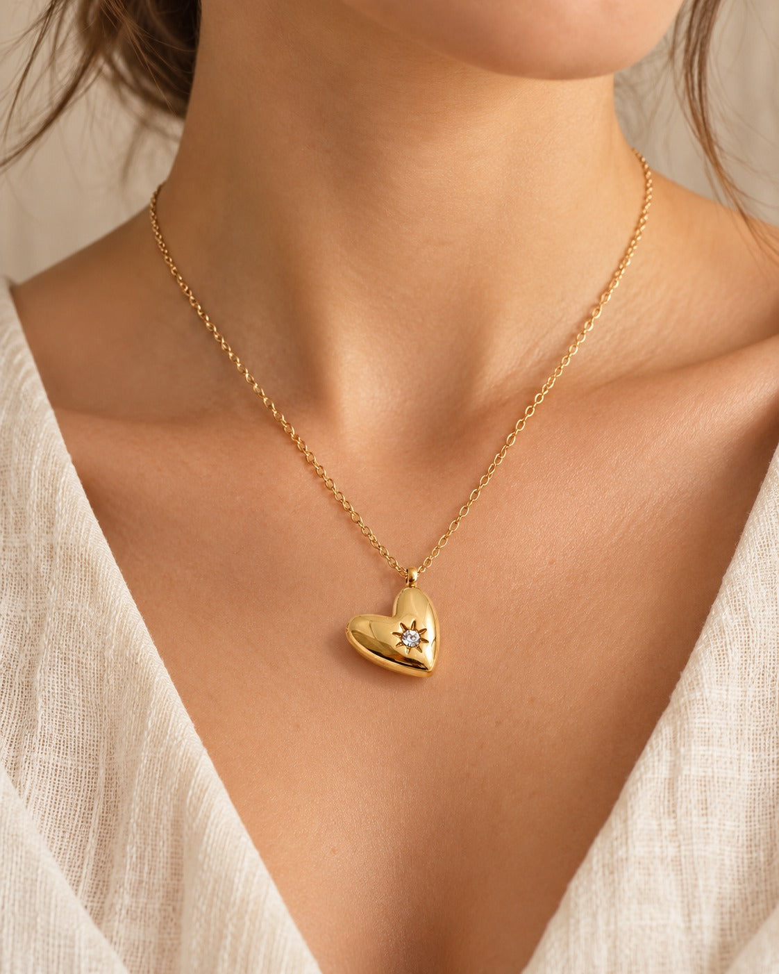 Ketting met gebold hartje, goudkleurig, gedragen om de hals – Charmhabit