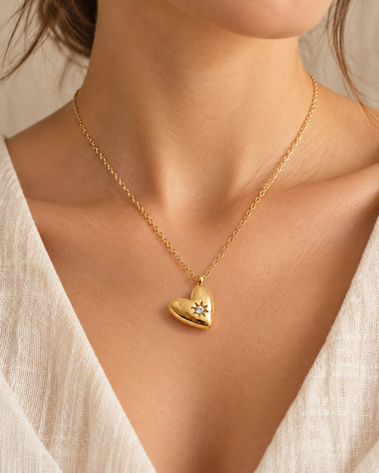 Ketting met gebold hartje, goudkleurig, gedragen om de hals – Charmhabit