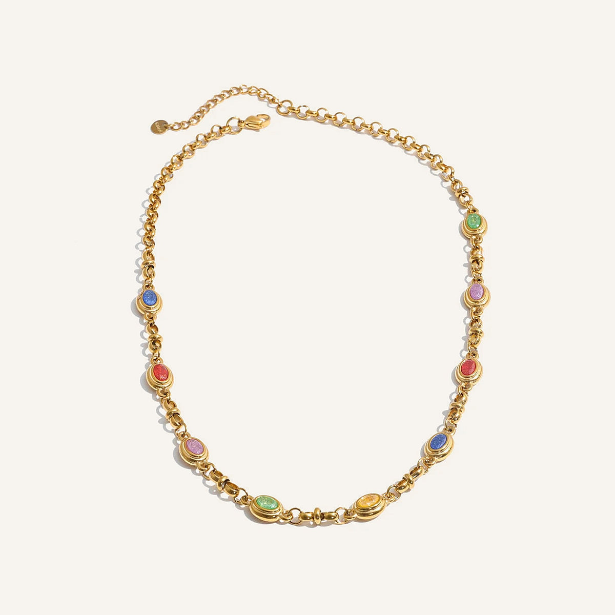 Collier orné de zircons ovales colorés, doré, sur fond clair – Charmhabit