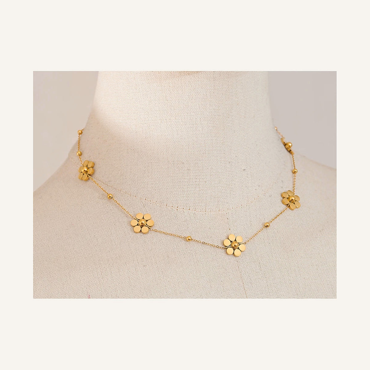 Collier avec petites fleurs, doré, sur fond clair – Charmhabit