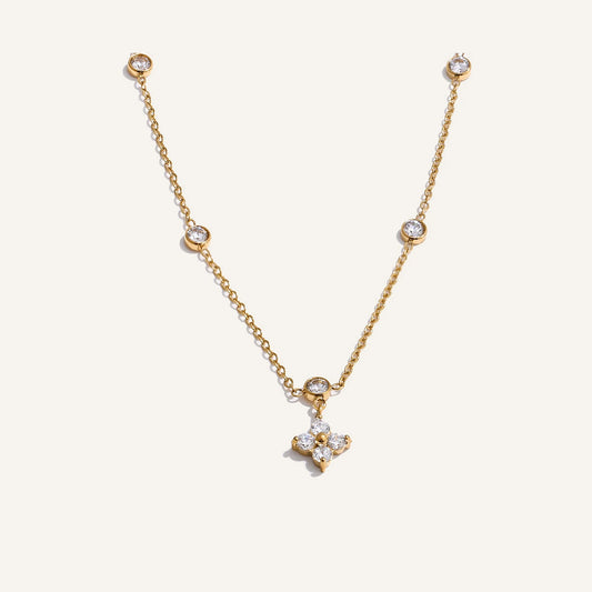 Collier avec pendentif fleur en zircon, doré, sur fond clair – Charmhabit