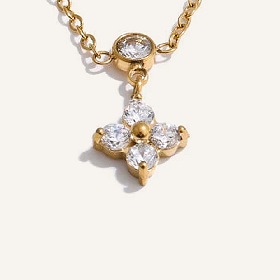 Necklace with cubic zirconia flower pendant, gold tone, close-up of the pendant – Charmhabit