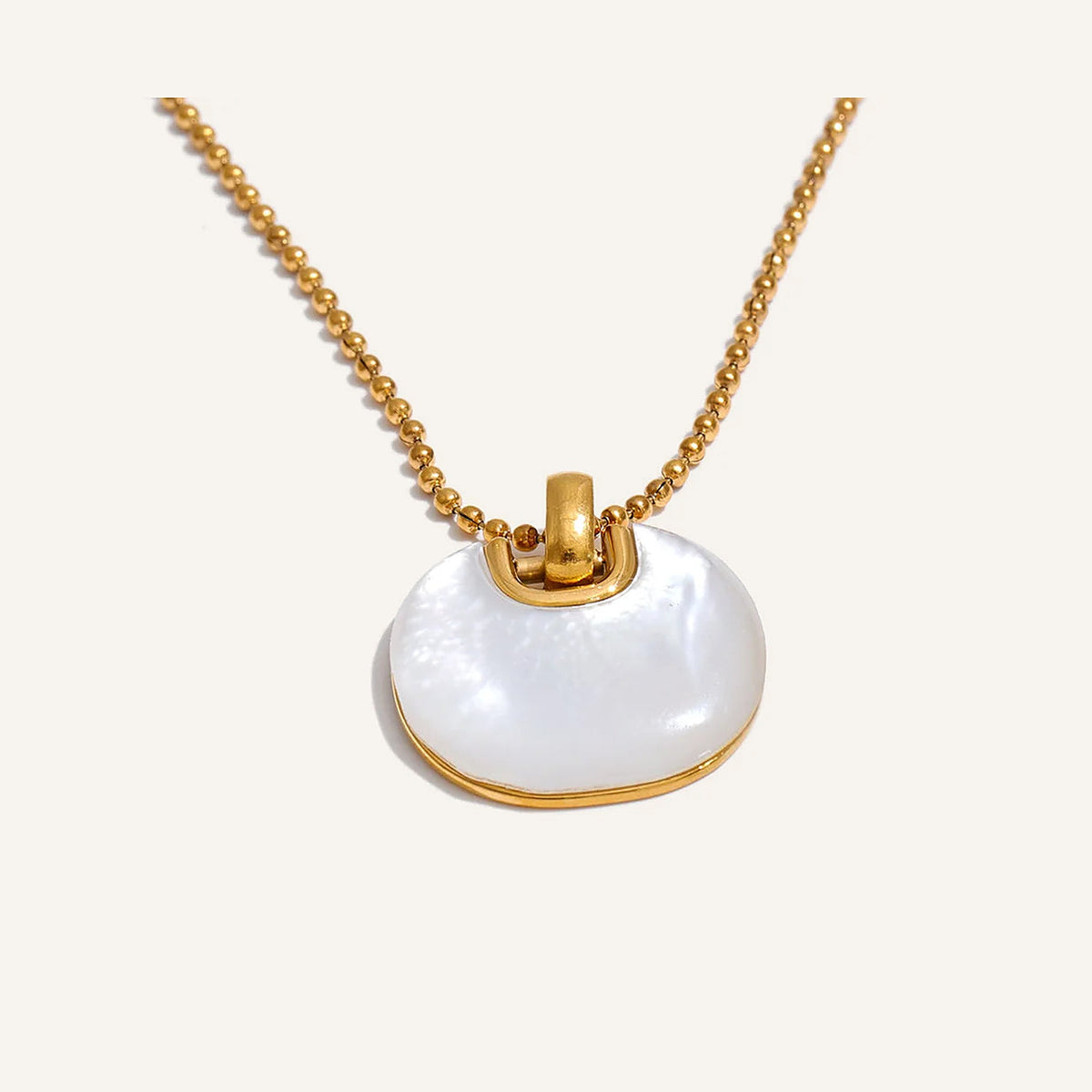 Kette mit ovalem Muschelanhänger, goldfarben – Charmhabit