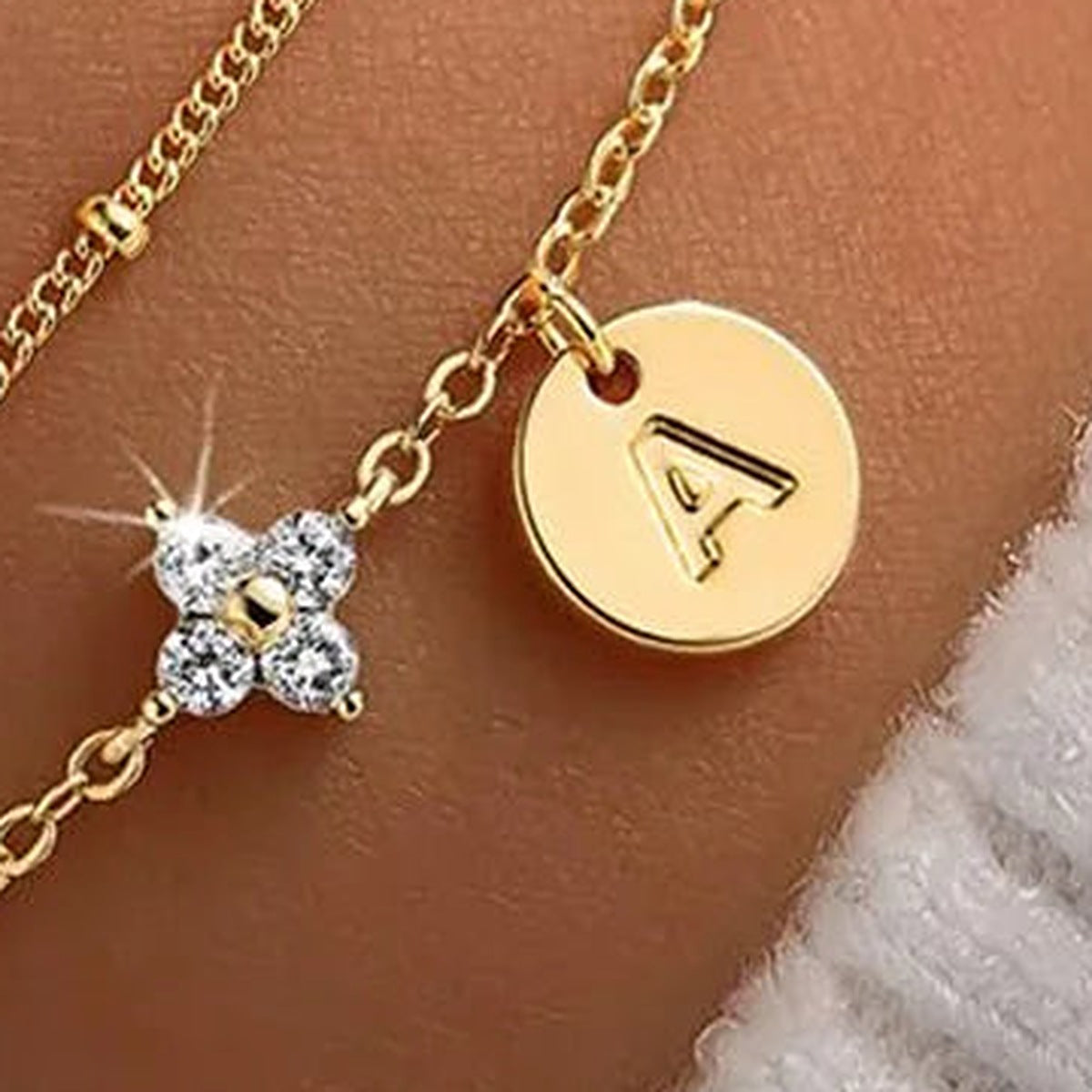 Kleeblattarmband mit Initiale, Buchstabe A, goldfarben – Charmhabit