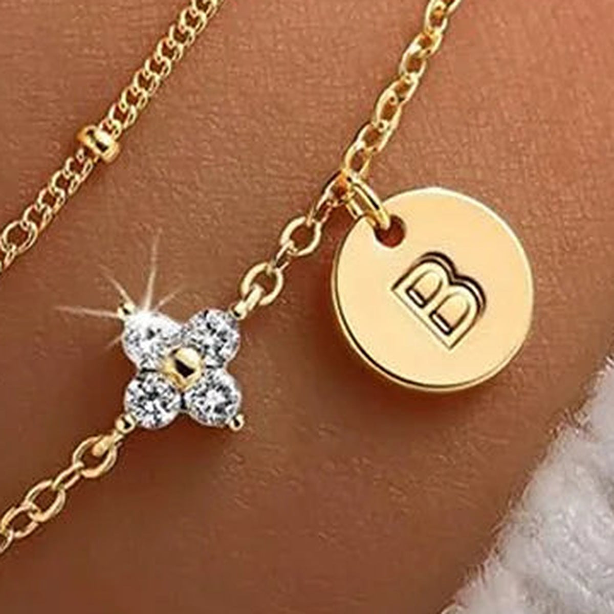 Kleeblattarmband mit Initiale, Buchstabe B, goldfarben – Charmhabit