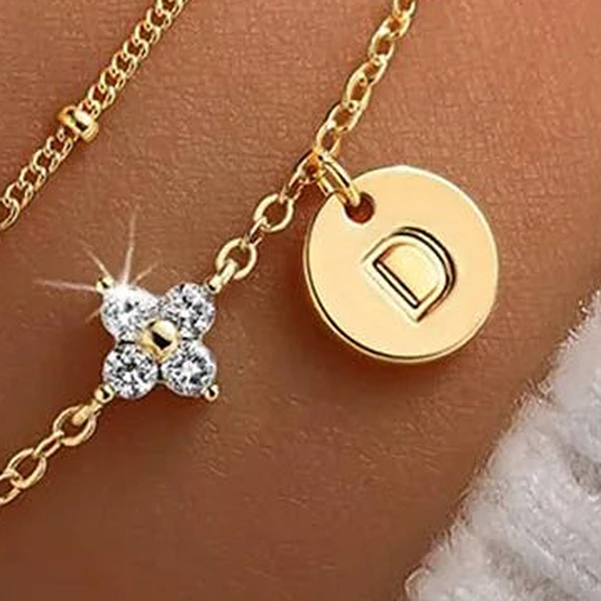 Kleeblattarmband mit Initiale, Buchstabe D, goldfarben – Charmhabit