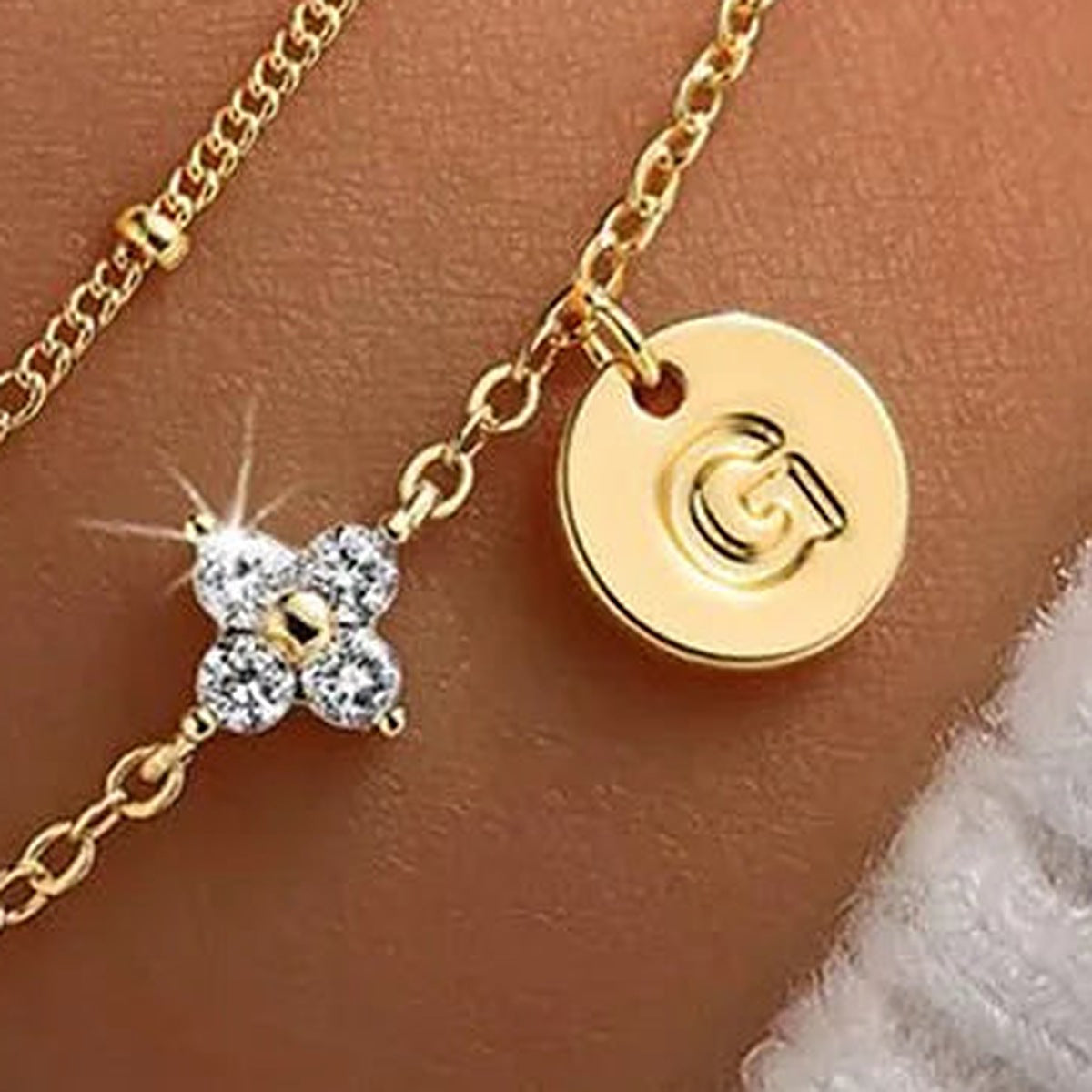 Kleeblattarmband mit Initiale, Buchstabe G, goldfarben – Charmhabit