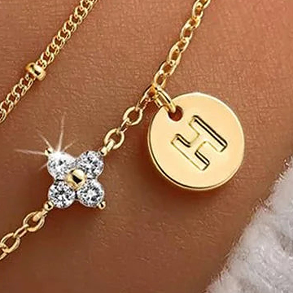 Kleeblattarmband mit Initiale, Buchstabe H, goldfarben – Charmhabit