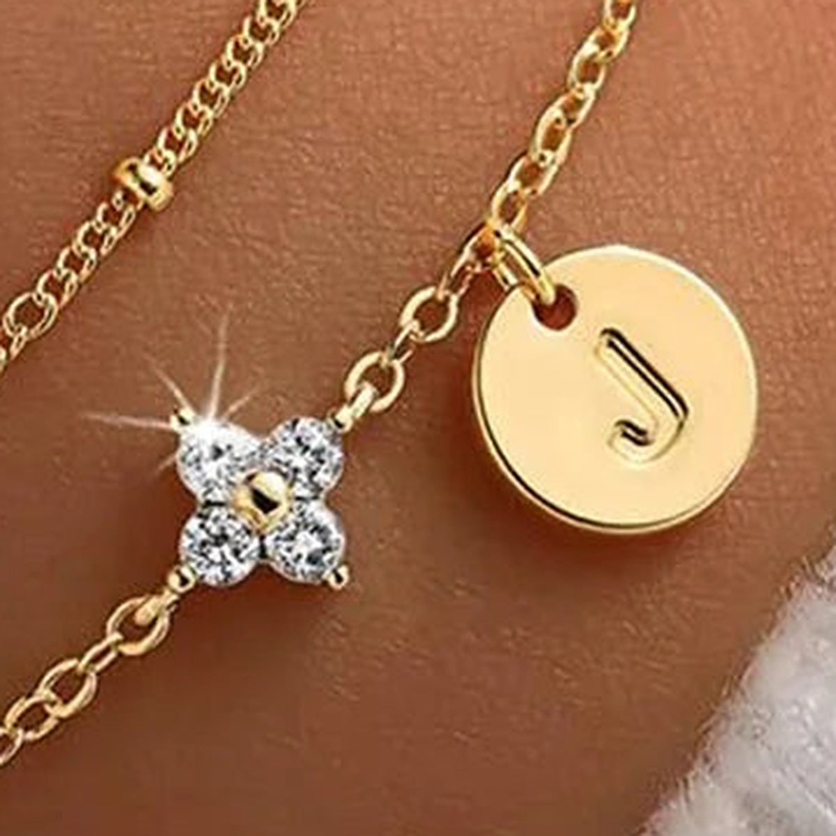 Kleeblattarmband mit Initiale, Buchstabe J, goldfarben – Charmhabit