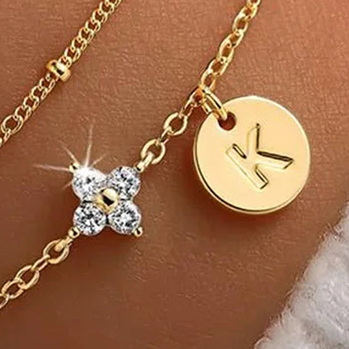 Kleeblattarmband mit Initiale, Buchstabe K, goldfarben – Charmhabit