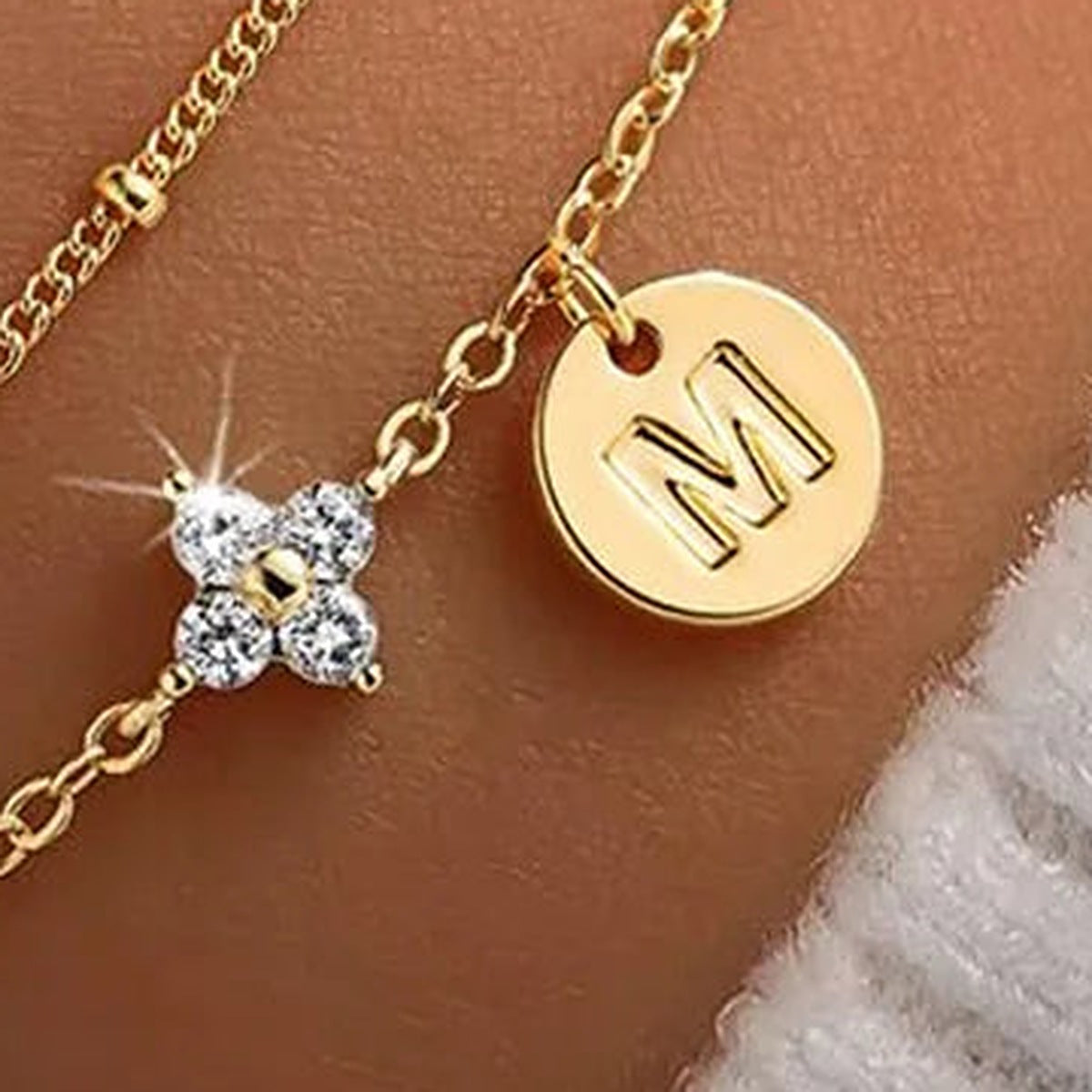 Kleeblattarmband mit Initiale, Buchstabe M, goldfarben – Charmhabit