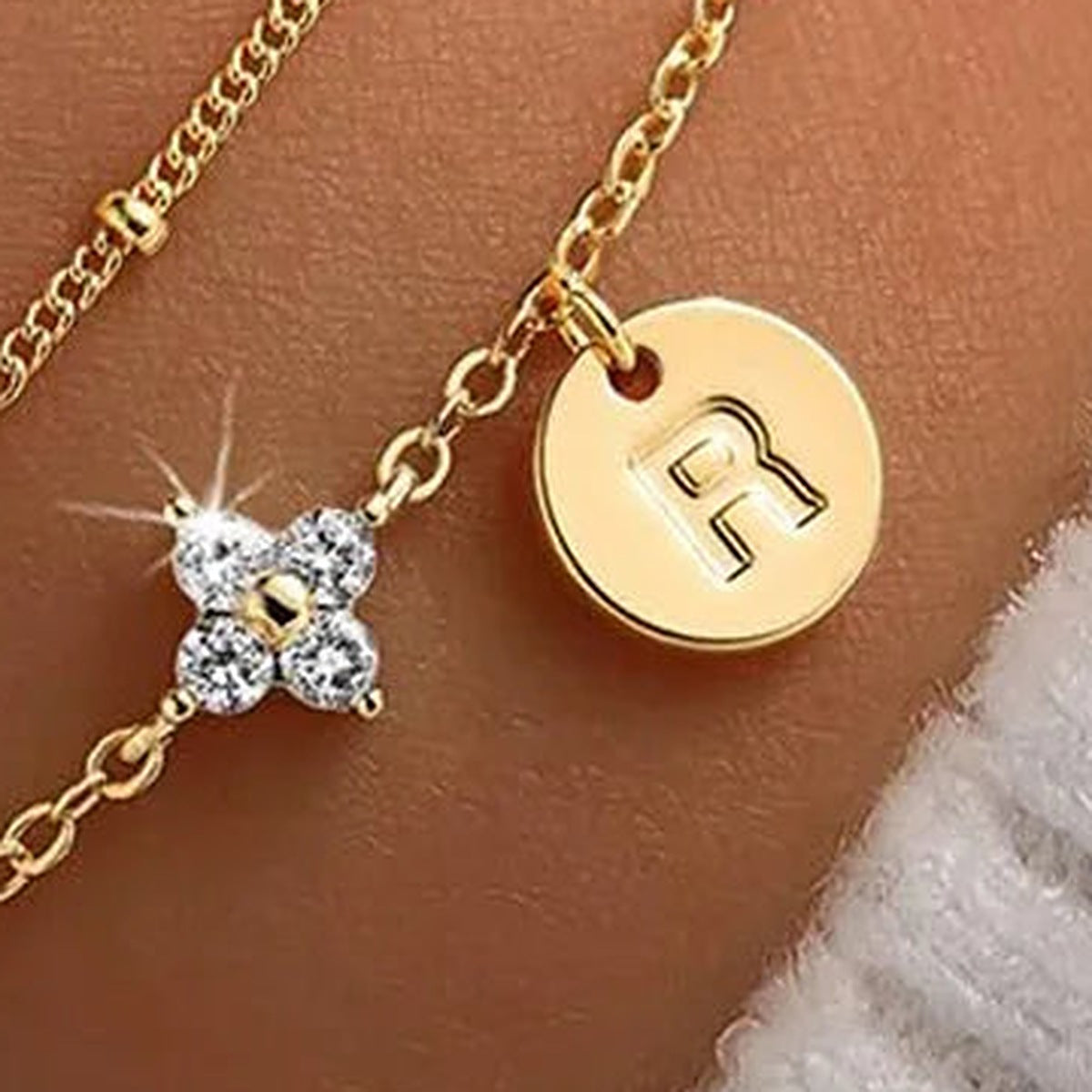 Kleeblattarmband mit Initiale, Buchstabe R, goldfarben – Charmhabit