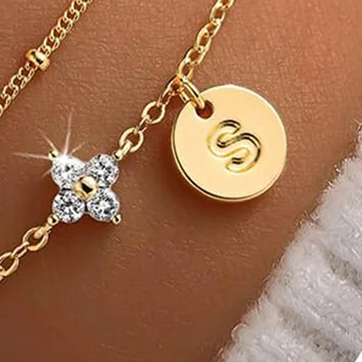 Kleeblattarmband mit Initiale, Buchstabe S, goldfarben – Charmhabit