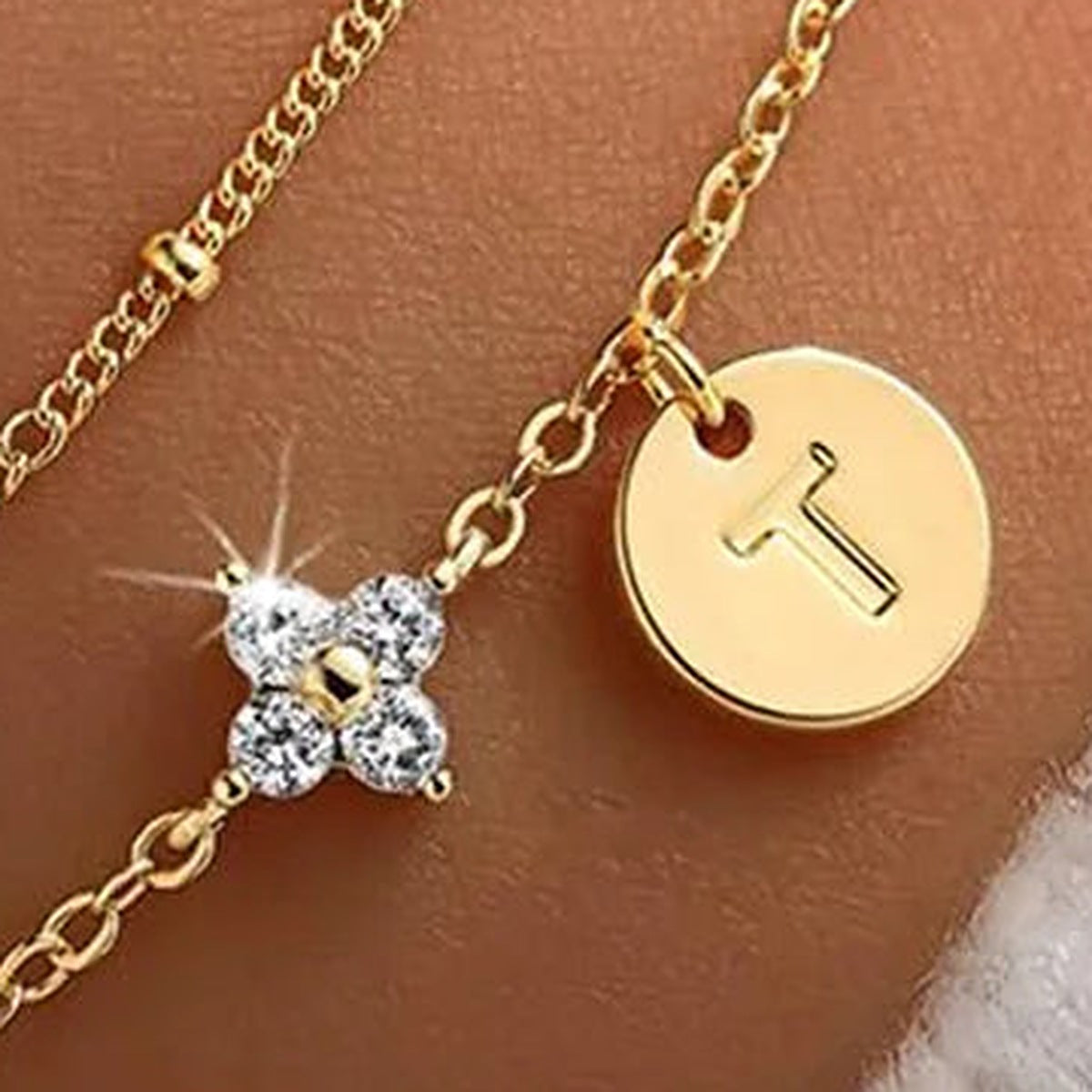 Kleeblattarmband mit Initiale, Buchstabe T, goldfarben – Charmhabit