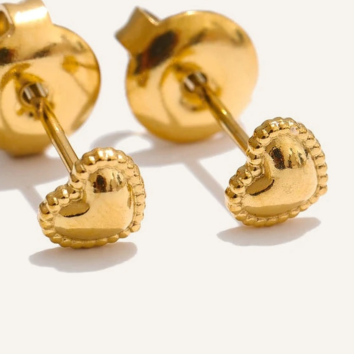 Close-up mini-oorknopjes hartje met gekarteld randje, goud – Charmhabit