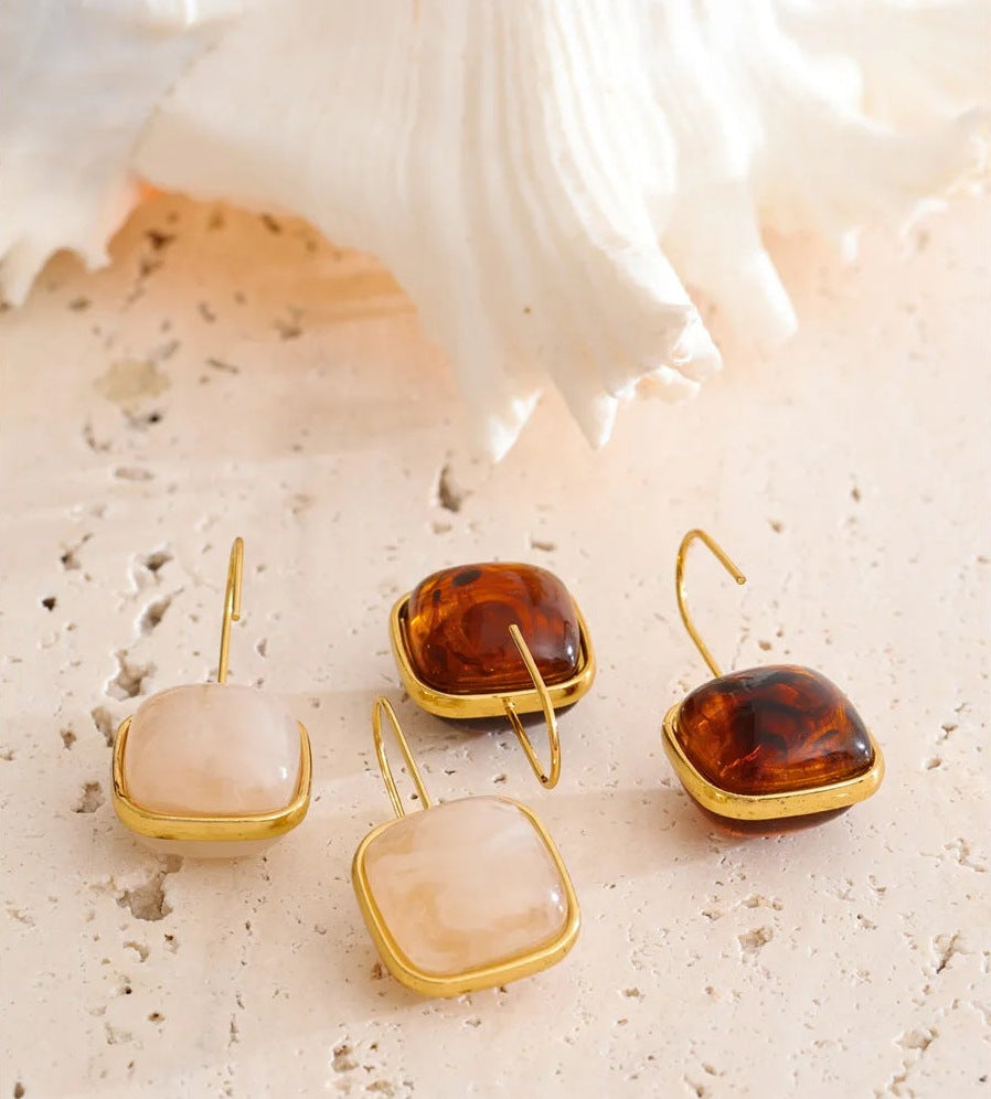 Pendants d'oreilles avec pierre carrée en résine, ambre et beige, sur pierre claire – Charmhabit