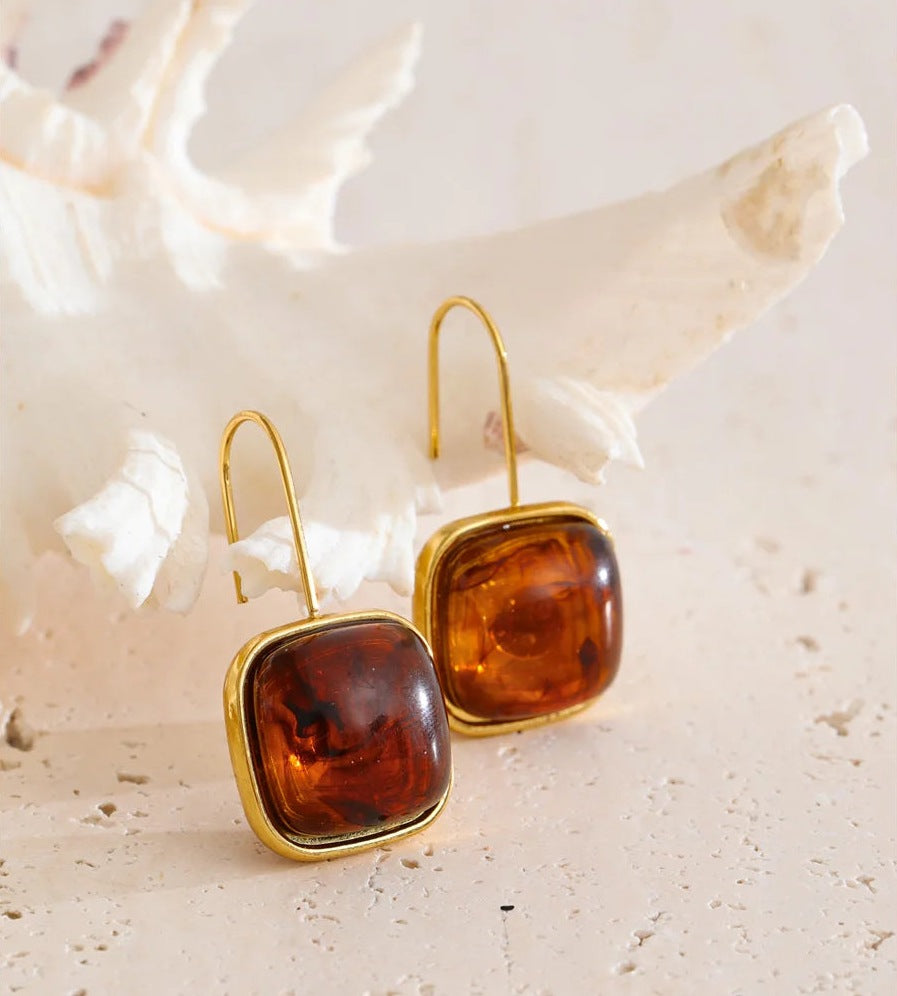 Pendants d'oreilles avec pierre carrée en résine, ambre, sur un coquillage – Charmhabit