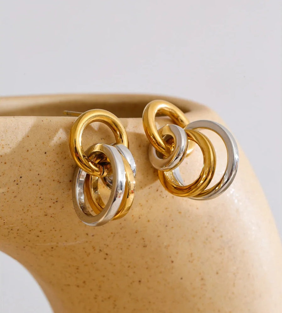 Intertwined circle stud earrings on a ceramic bowl – Charmhabit