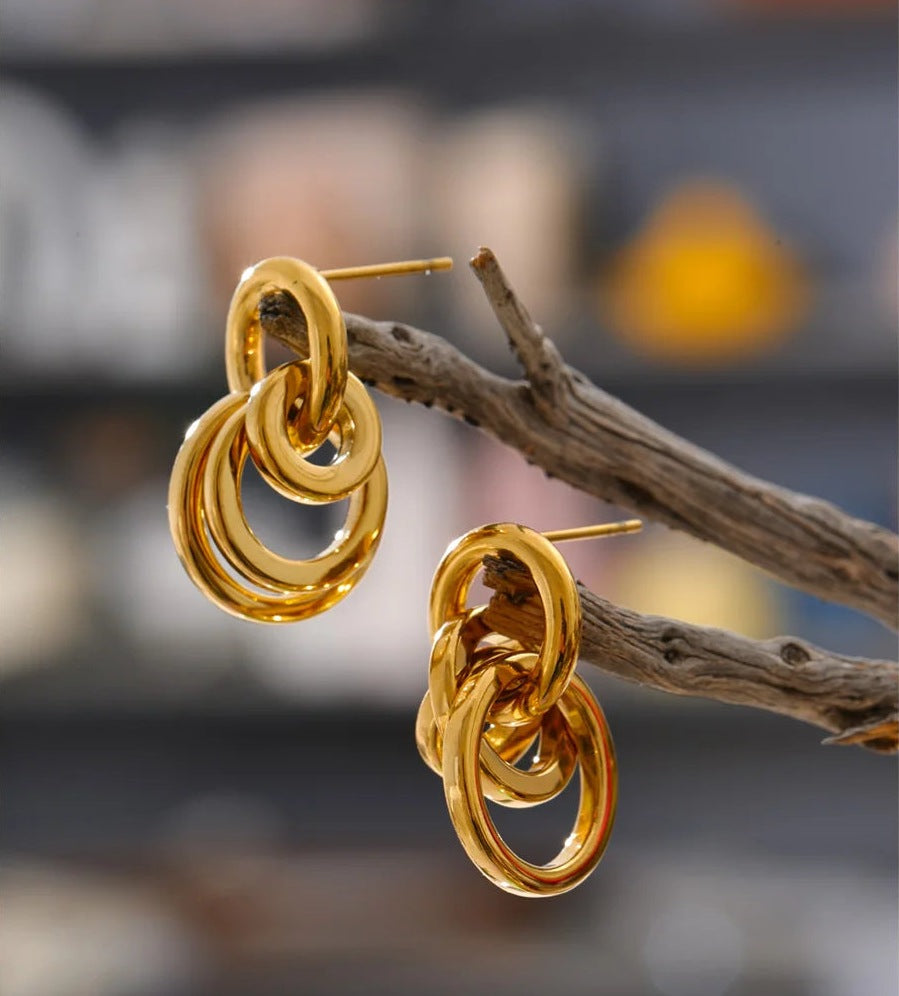 Intertwined circle stud earrings in gold tone on a branch – Charmhabit