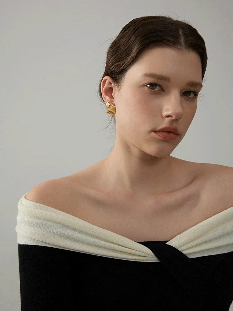 Stud earrings with ribbed loops, worn – Charmhabit
