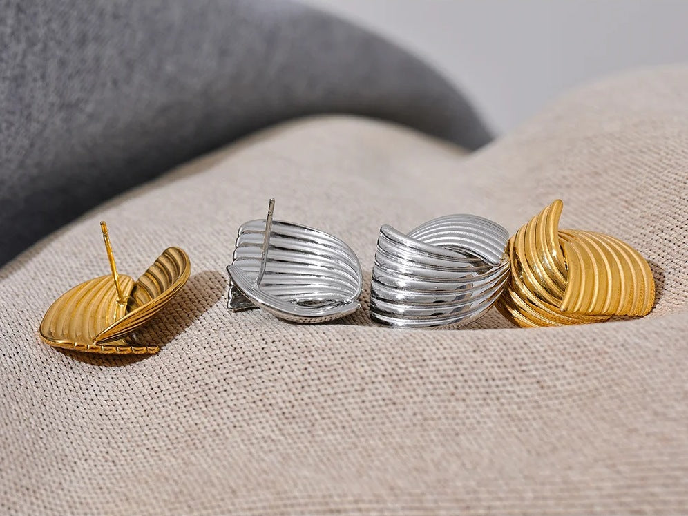 Stud earrings with ribbed loops in gold tone and silver tone on fabric – Charmhabit