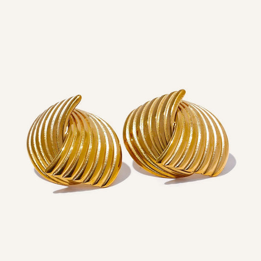 Stud earrings with ribbed loops in gold tone, on a light background – Charmhabit