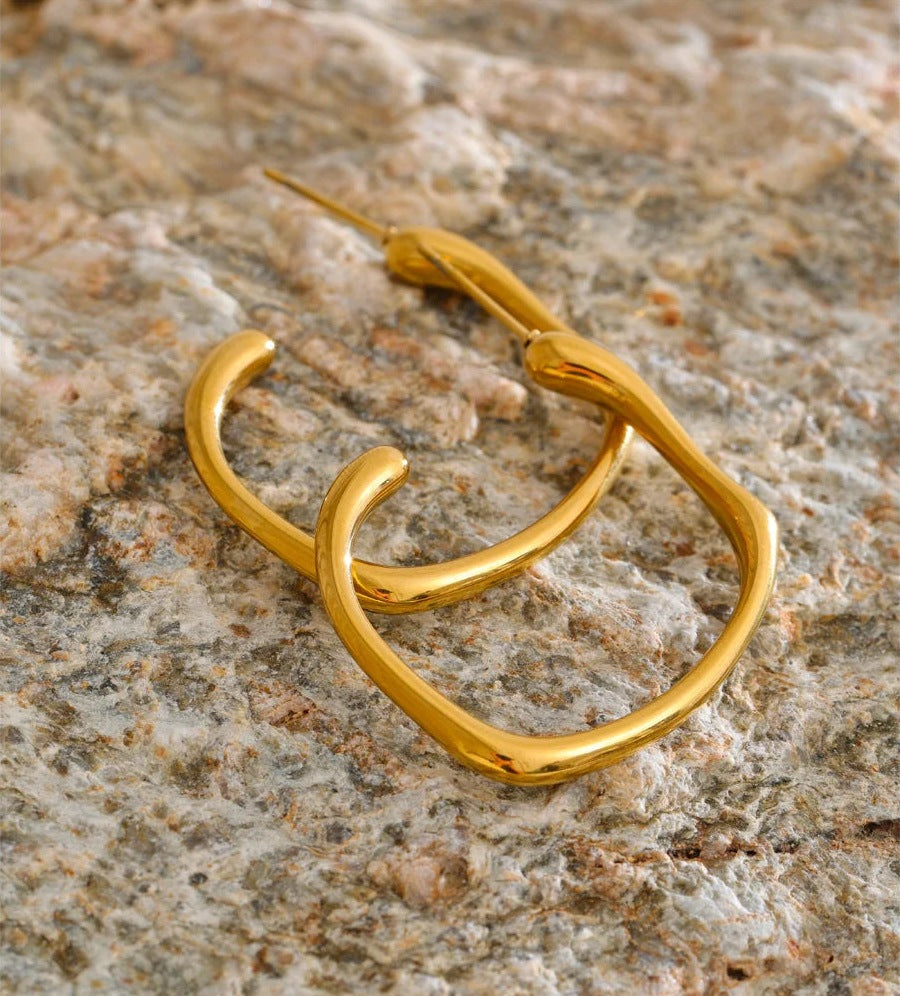 Open C-shaped earrings with a soft curve, in gold tone on rough stone – Charmhabit