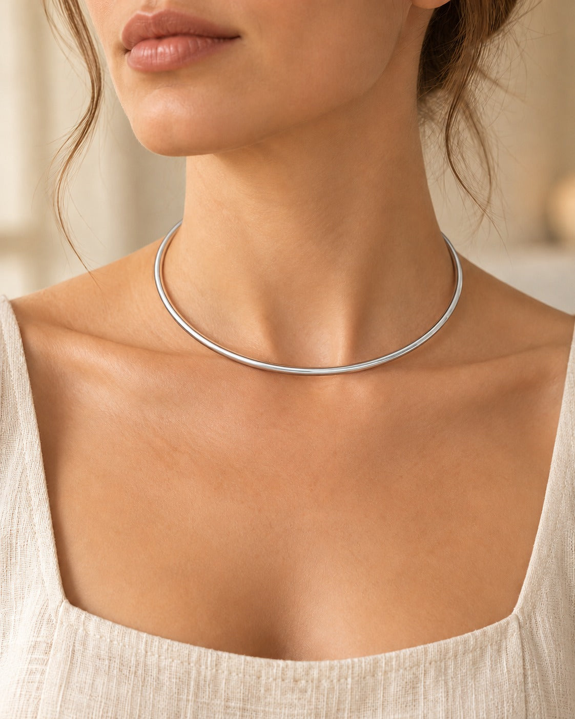 Open choker met strakke buis, zilverkleurig, gedragen om de hals – Charmhabit