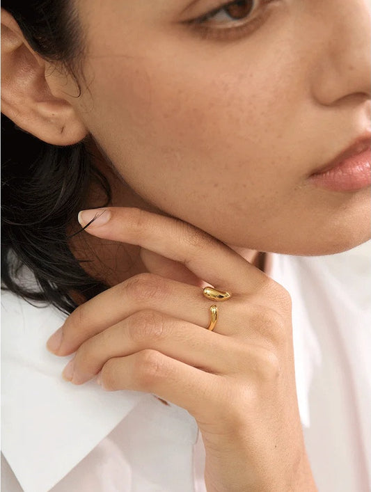 Open wave ring, gold tone, worn – Charmhabit