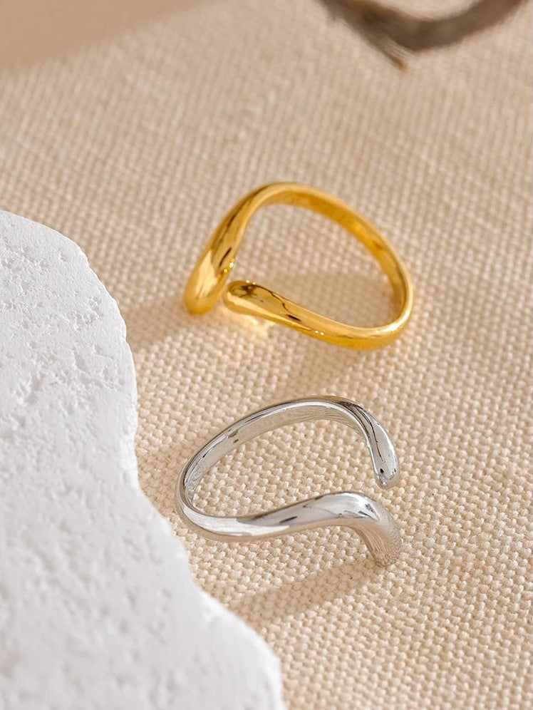 Bague ouverte ondulée, dorée et argentée, sur pierre – Charmhabit