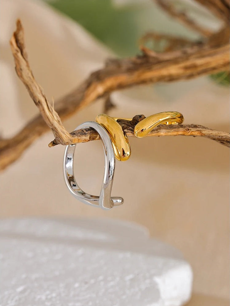 Bague ouverte ondulée, dorée et argentée, photo d’ambiance avec une branche – Charmhabit