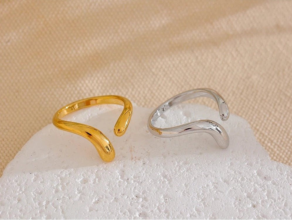 Bague ouverte ondulée, dorée et argentée, photo d’ambiance – Charmhabit
