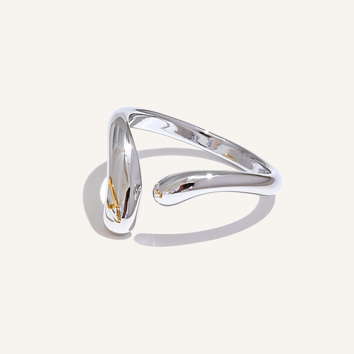 Bague ouverte ondulée, argentée, sur fond clair – Charmhabit