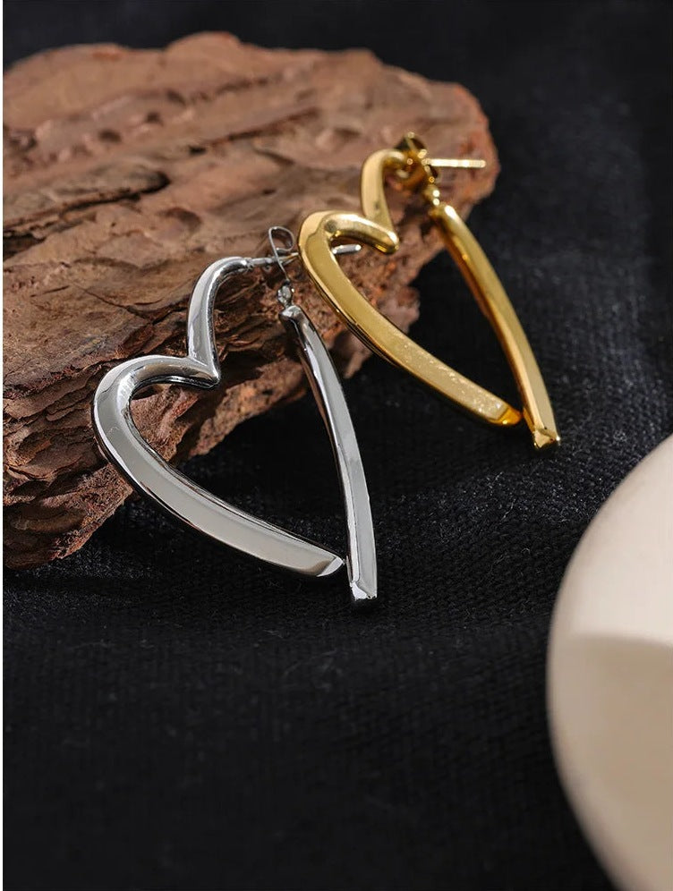 Open heart-shaped earrings with a high-gloss finish, silver tone, on bark – Charmhabit