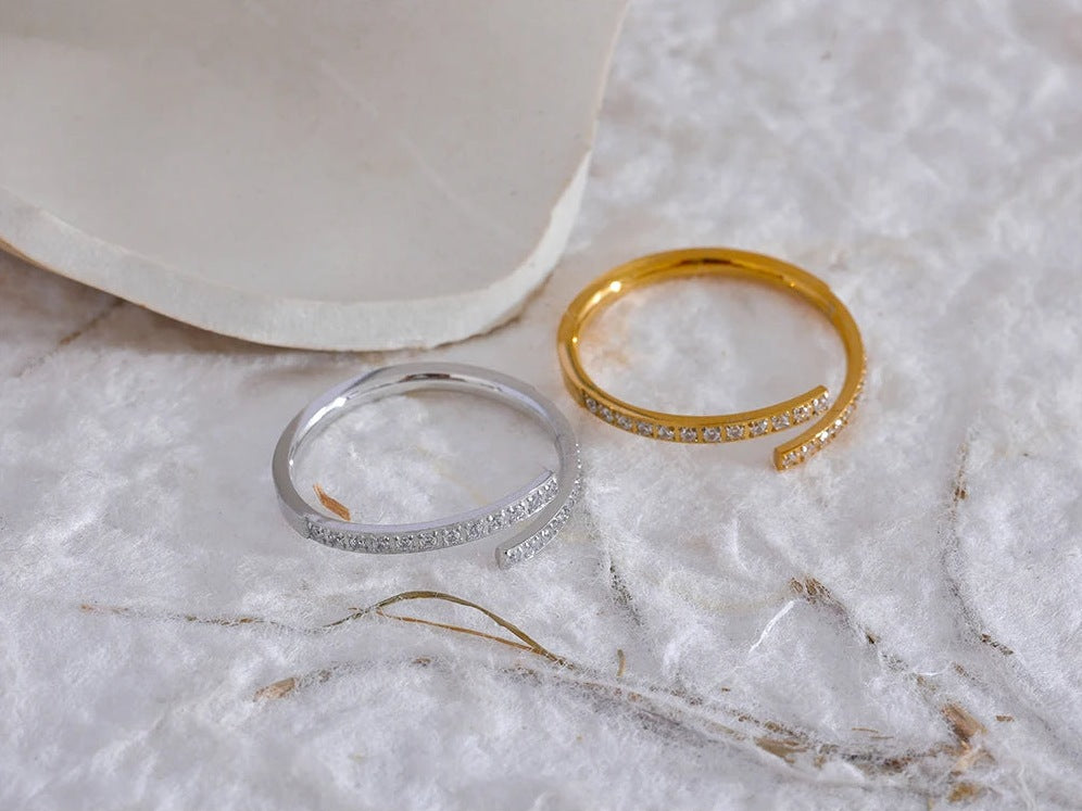 Verstellbarer offener Ring mit feinem Zirkonia, gold- und silberfarbene Varianten auf weißem Stoff – Charmhabit