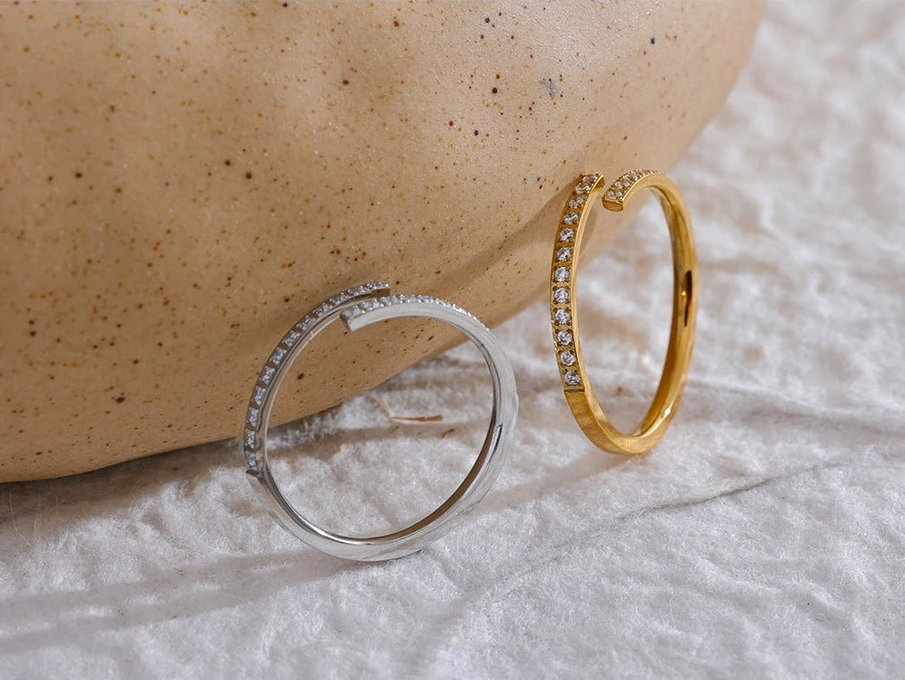 Verstellbarer offener Ring mit feinem Zirkonia neben einem Stein – Charmhabit