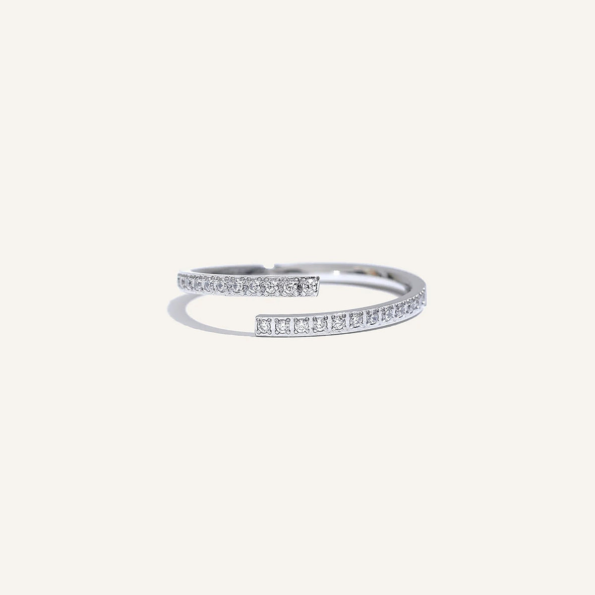 Verstellbarer offener Ring mit feinem Zirkonia, silberfarben, auf hellem Hintergrund – Charmhabit
