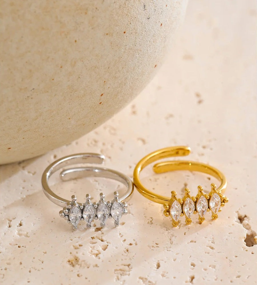 Bague ouverte avec zircons taille marquise, dorée et argentée, photo d'ambiance – Charmhabit