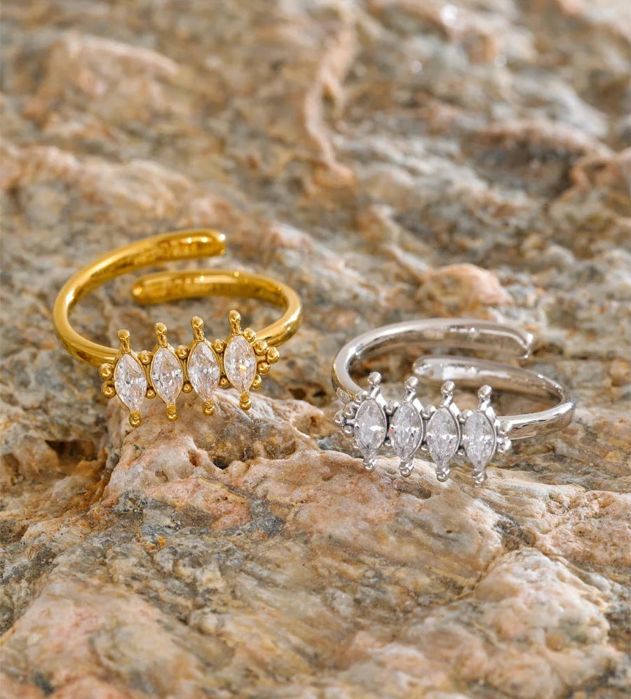 Bague ouverte avec zircons taille marquise, dorée et argentée, sur pierre – Charmhabit