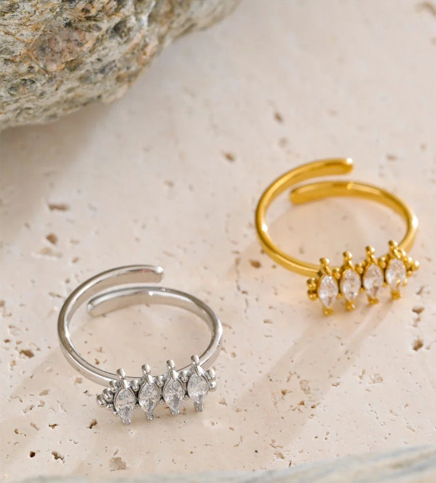 Bague ouverte avec zircons taille marquise, dorée et argentée, sur une pierre claire – Charmhabit