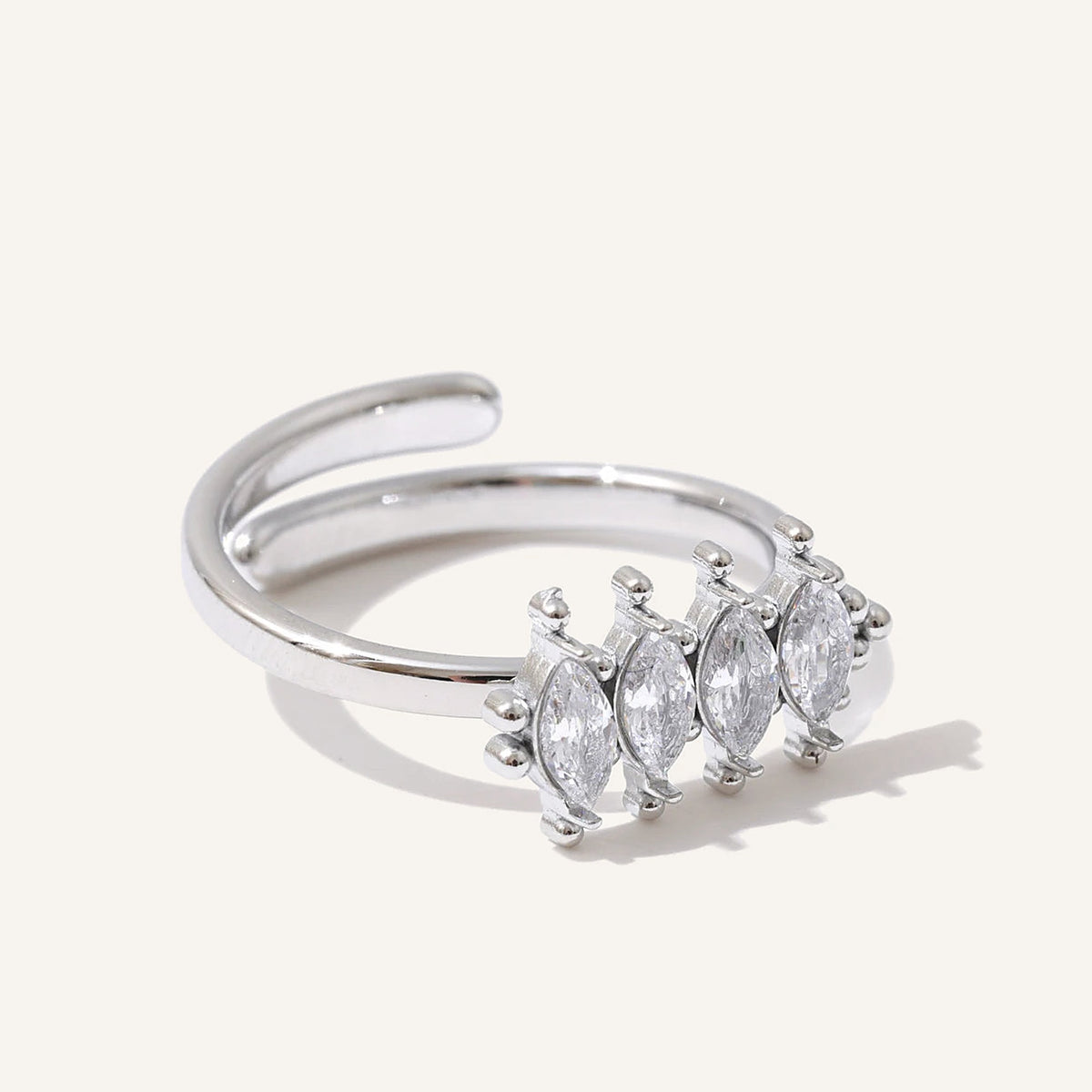 Bague ouverte avec zircons taille marquise, argentée, sur fond clair – Charmhabit
