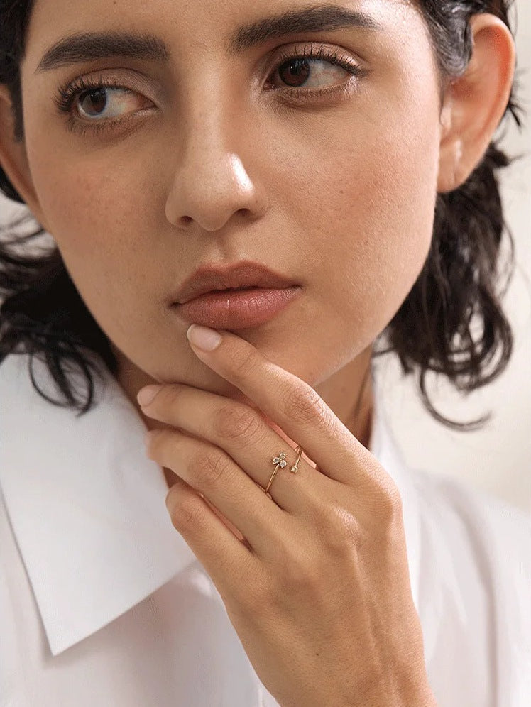 Offener Ring mit vier Zirkonia in Kleeblattform, getragen – Charmhabit