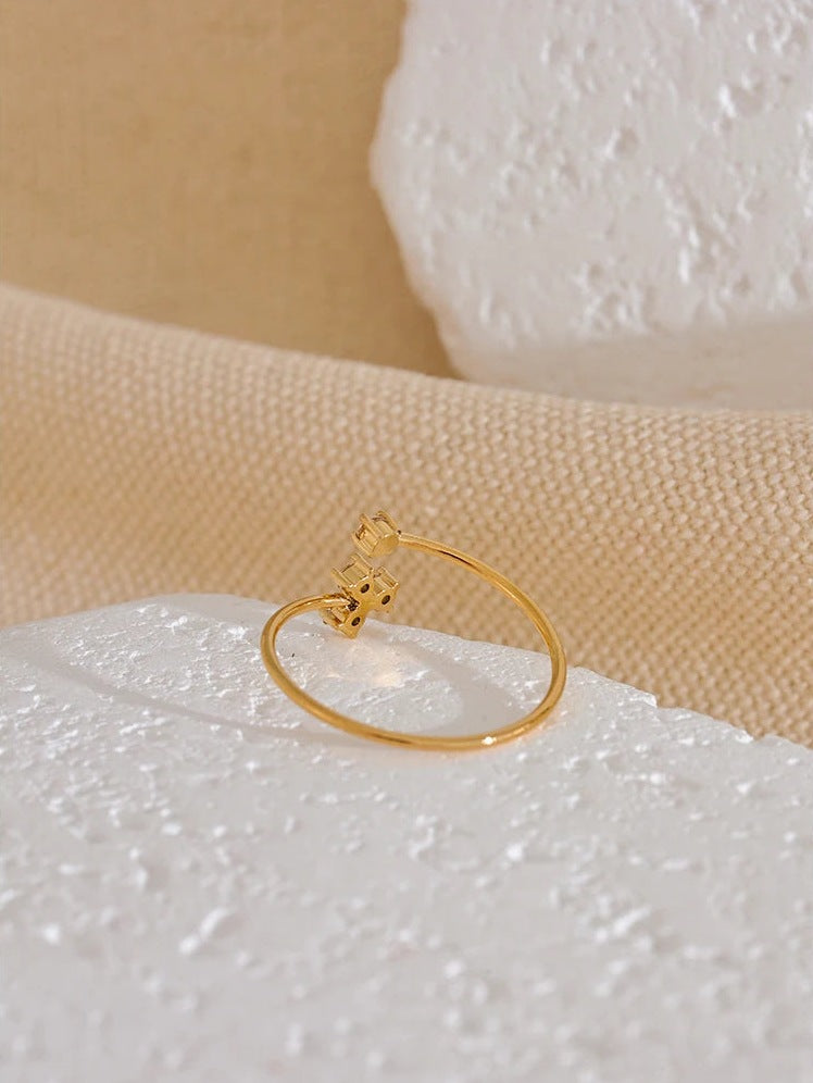 Offener Ring mit vier Zirkonia in Kleeblattform, Seitenansicht auf Stein – Charmhabit