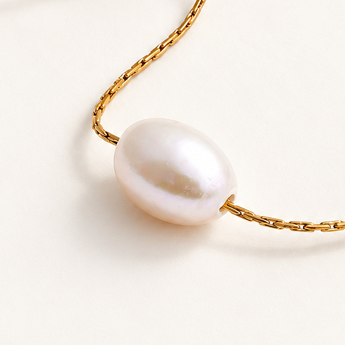 Close-up of pearl necklace, white pearl on gold-tone chain – Charmhabit