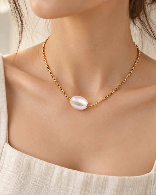 Perlenkette mit einer weißen Perle, goldfarben, getragen – Charmhabit