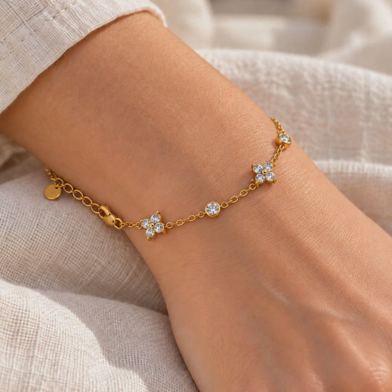 fijne-armband-met-zirkonia-bloemetjes